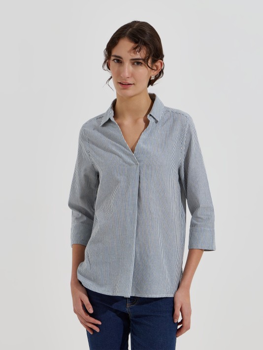 Blusa �s riscas com colarinho