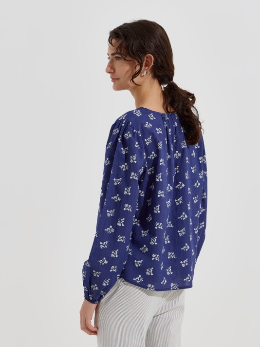 Blusa estampada com decote em V Blusa estampada com decote em V