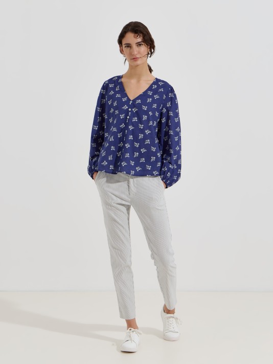 Blusa estampada com decote em V Blusa estampada com decote em V