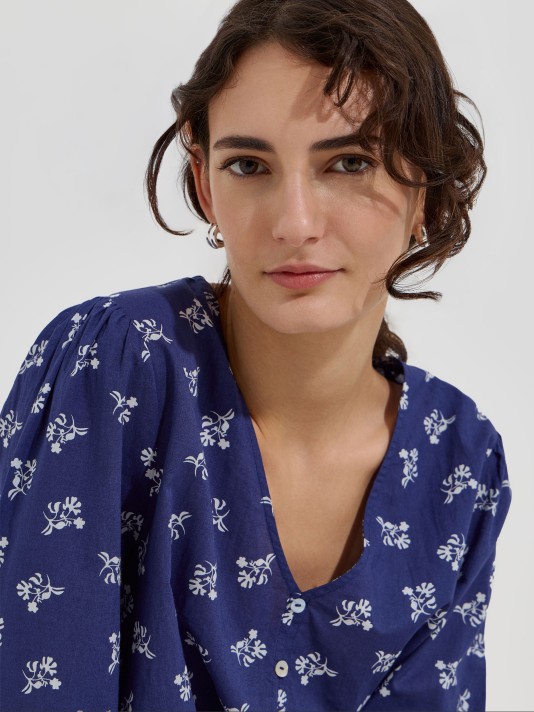 Blusa estampada com decote em V Blusa estampada com decote em V