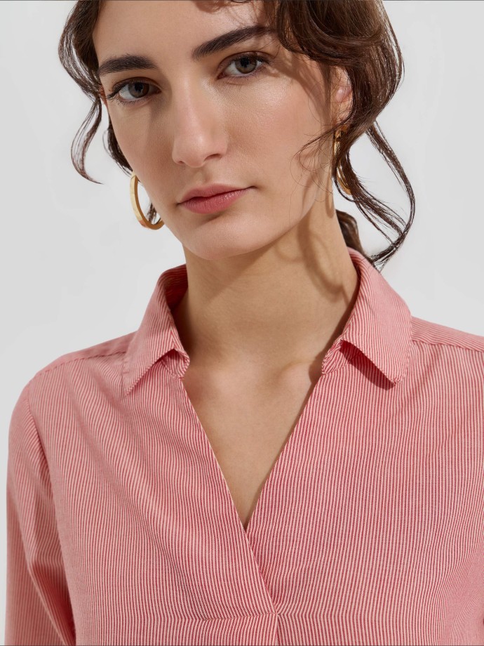 Blusa �s riscas com colarinho