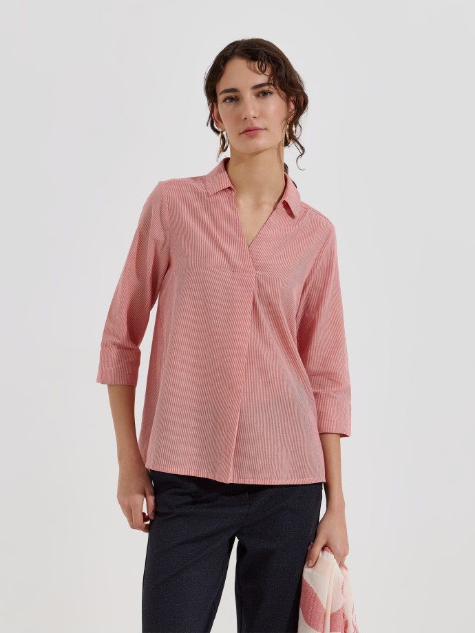Blusa �s riscas com colarinho