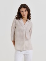 Blusa �s riscas com colarinho