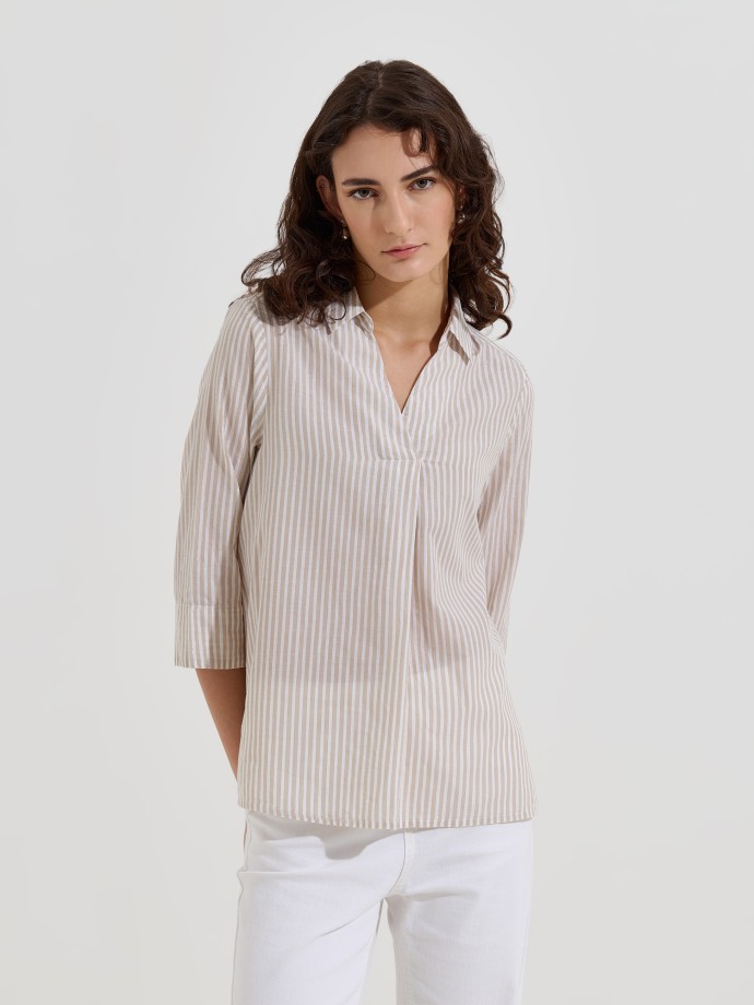 Blusa �s riscas com colarinho