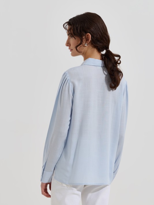 Blusa com decote em V e botões Blusa com decote em V e botões