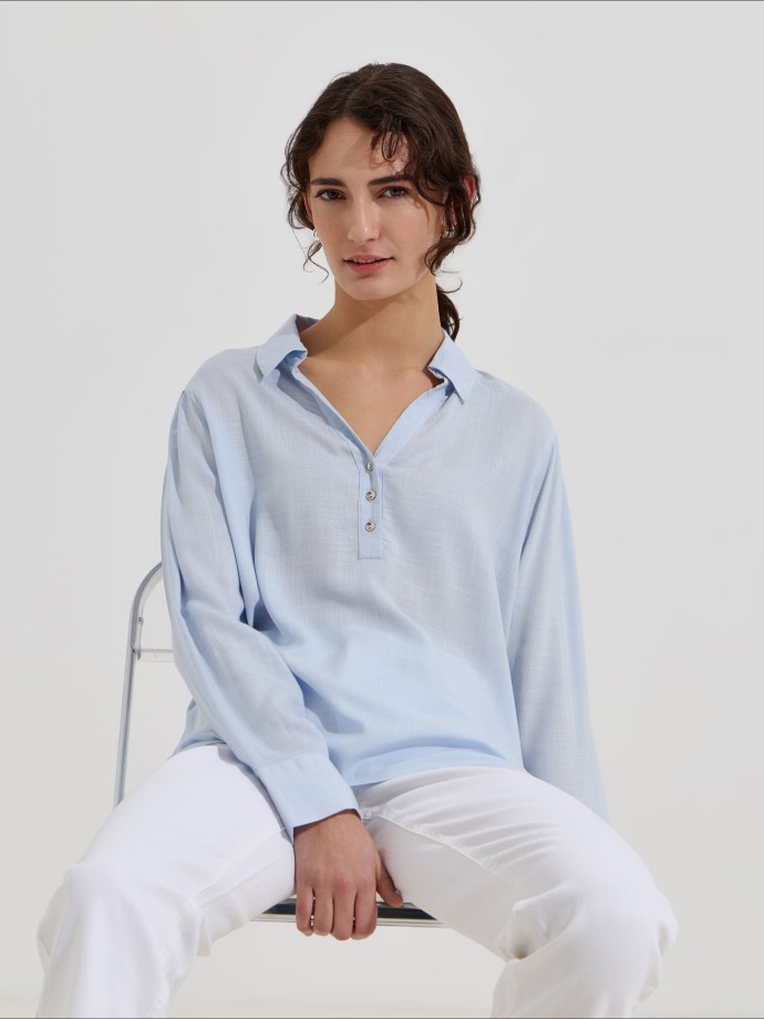 Blusa com decote em V e bot�es