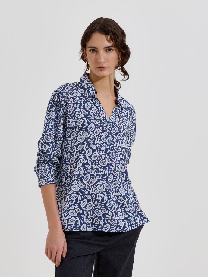 Blusa estampada com decote em V