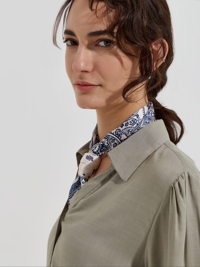 Blusa com decote em V e bot�es