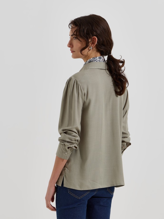 Blusa com decote em V e bot�es