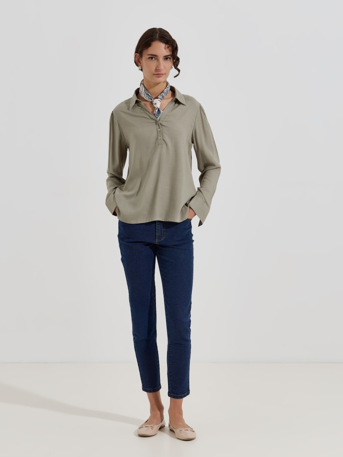 Blusa com decote em V e bot�es