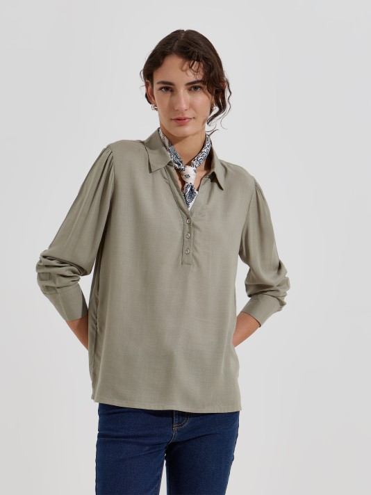 Blusa com decote em V e bot�es