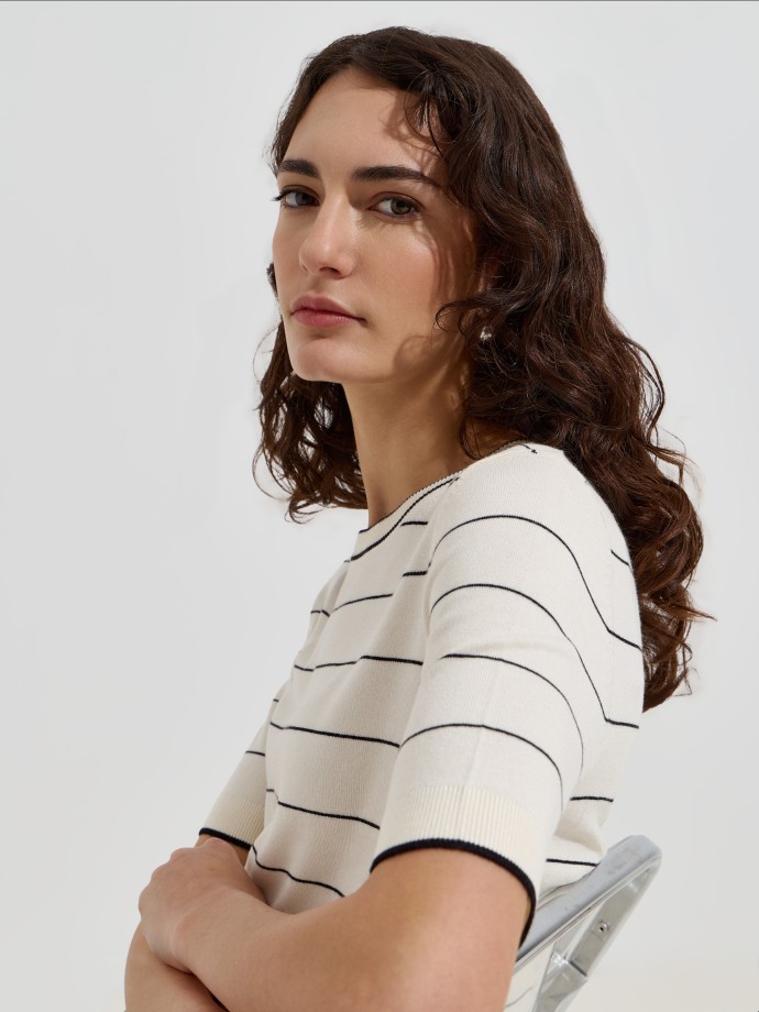 T-shirt de malha �s riscas