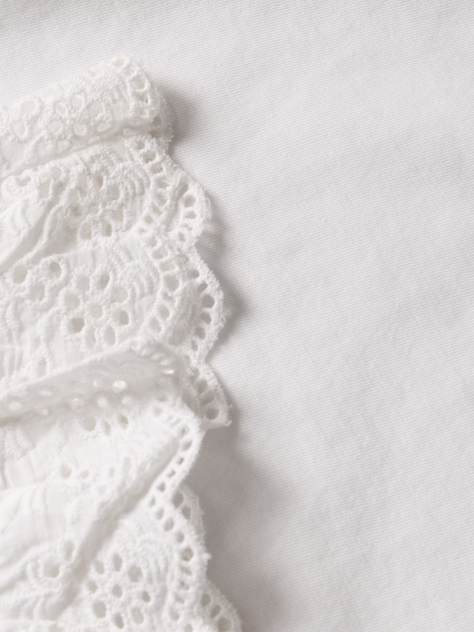 T-shirt com bordado ingl�s