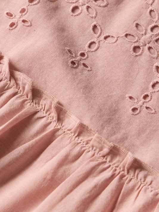 Vestido em bordado inglês com folhos Vestido em bordado inglês com folhos