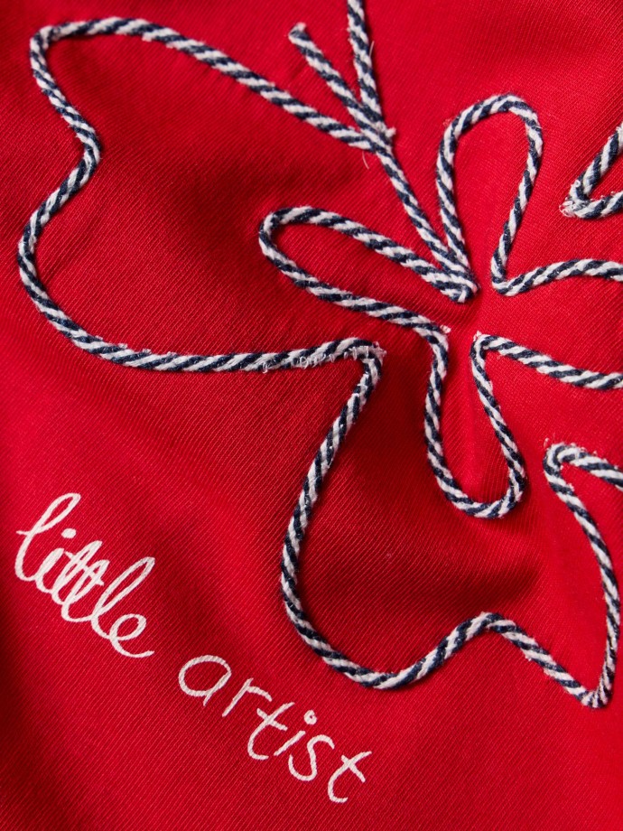 T-shirt com flor e estampado