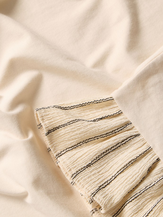 T-shirt com folhos nas mangas