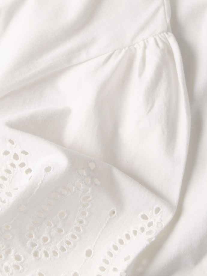 T-shirt com mangas em bordado ingl�s