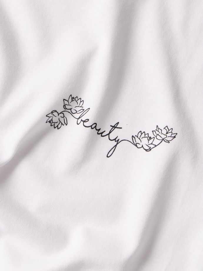 T-shirt com pormenor estampado