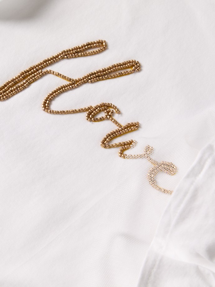 T-shirt com folhos e missangas