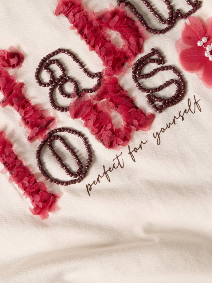 T-shirt com estampado e aplica��es
