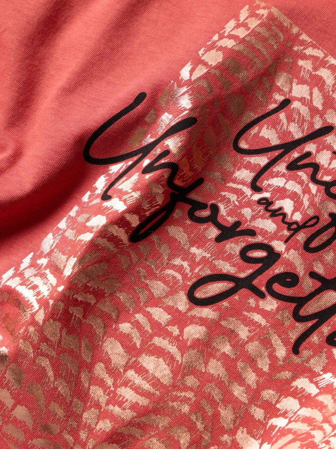 T-shirt com estampado frontal