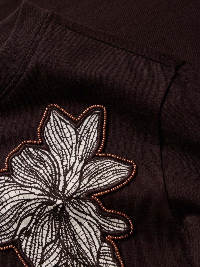 T-shirt estampada com missangas