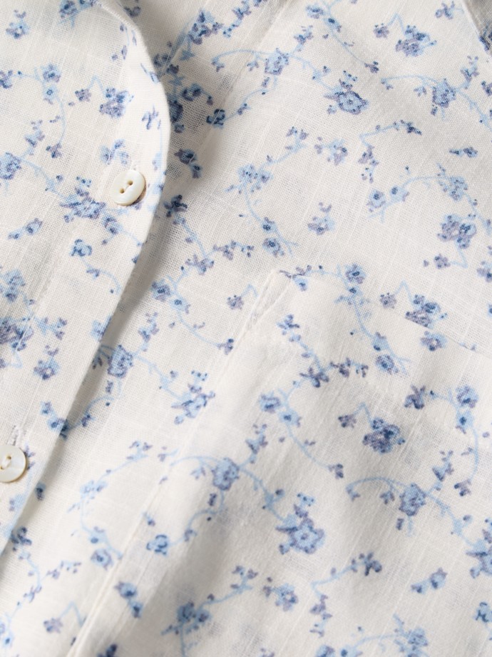 Camisa estampada com flores e bolso