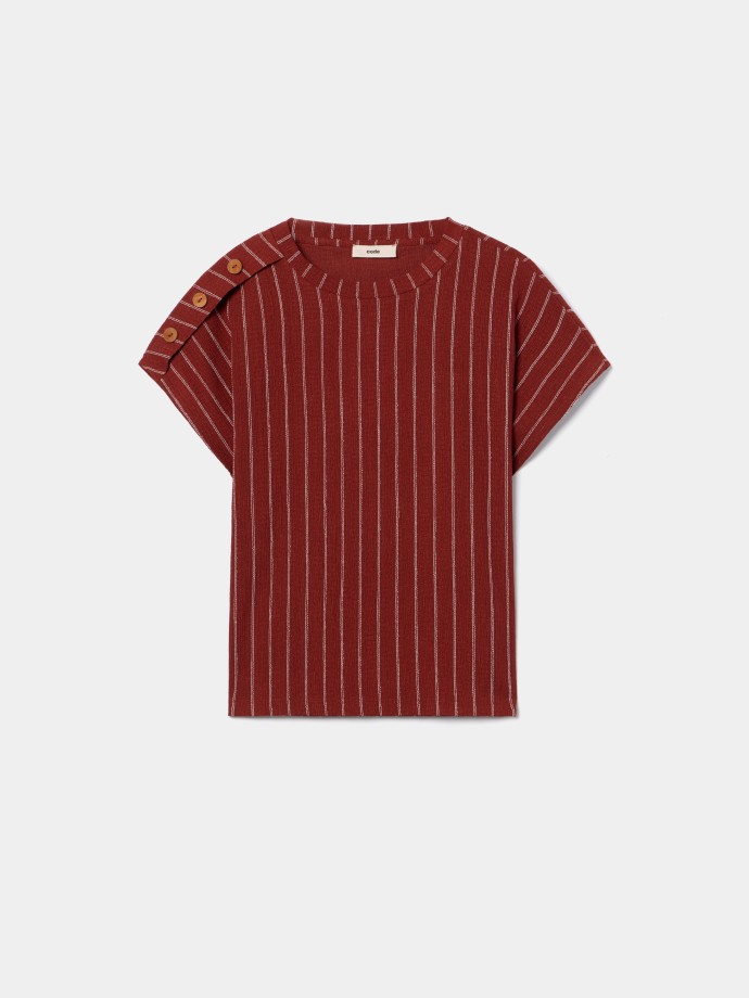 T-shirt �s riscas com bot�es no ombro