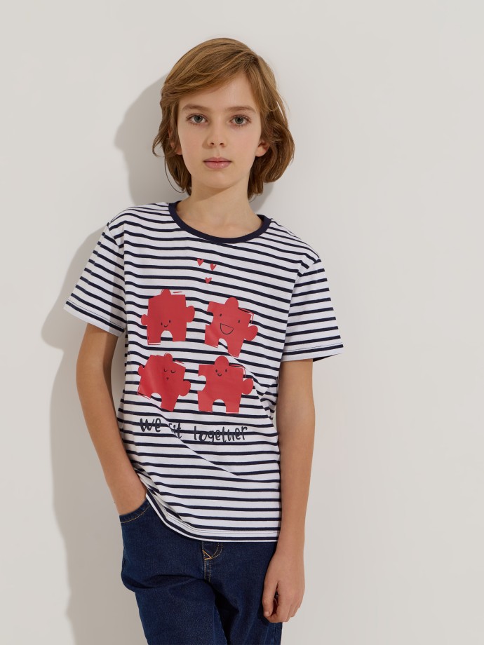 T-shirt �s riscas com estampado
