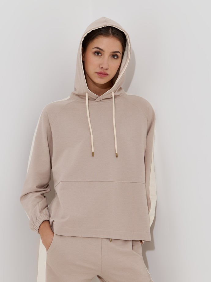 Camisola com carapu�o e risca lateral