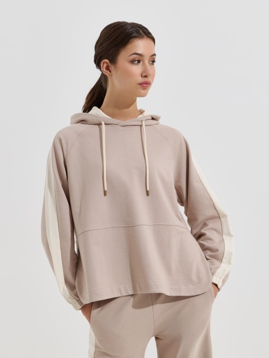 Camisola com carapu�o e risca lateral