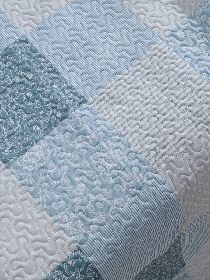 Colcha de solteiro de dupla face floral e patchwork