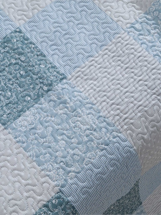 Colcha de casal de dupla face floral e patchwork Colcha de casal de dupla face floral e patchwork