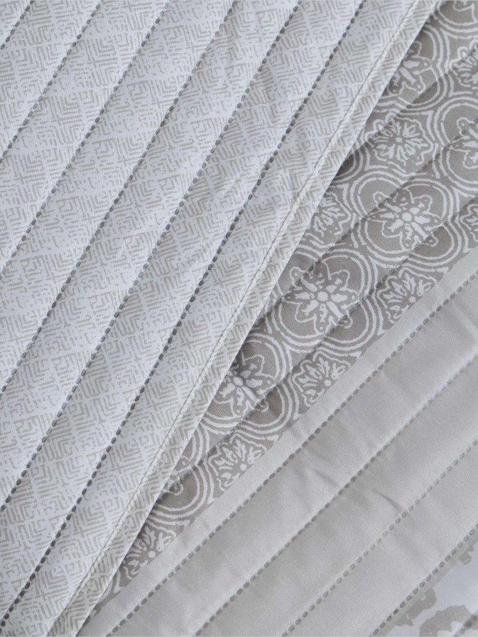 Colcha king size de dupla face com padr�o e riscas