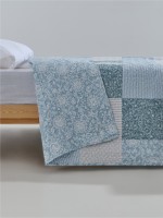 Colcha de solteiro de dupla face floral e patchwork