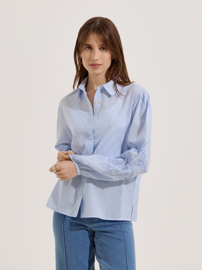 Camisa com mangas bordadas