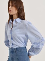 Camisa com mangas bordadas
