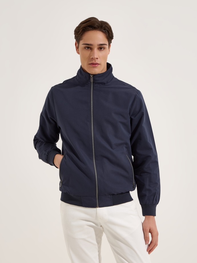 Casaco com gola subida 