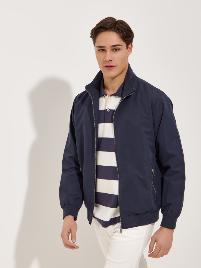 Casaco com gola subida 