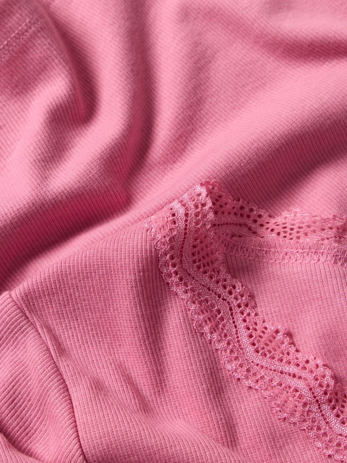 Pijama com detalhes em renda