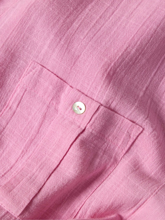 Camisa com bolsos no peito