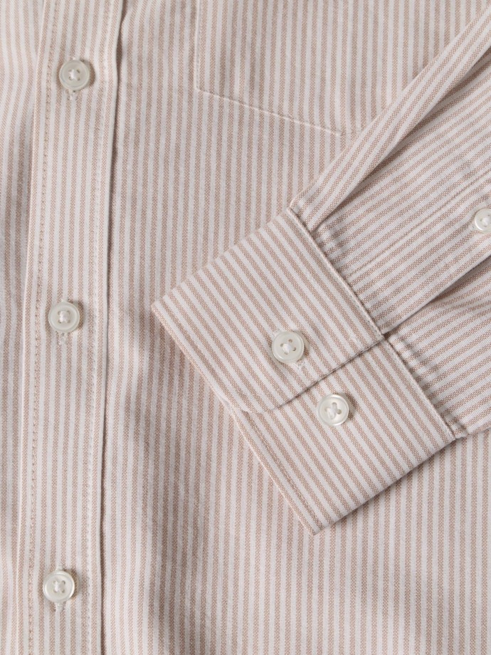 Camisa �s riscas com bolso