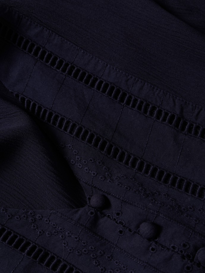 Blusa flu�da com bot�es decorativos