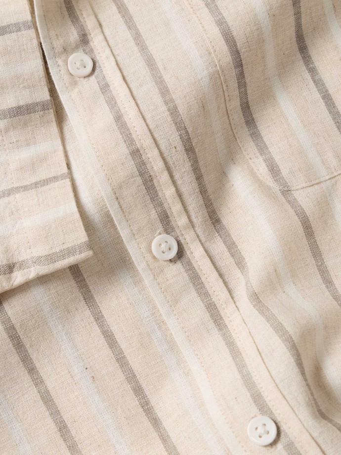 Camisa �s riscas com linho