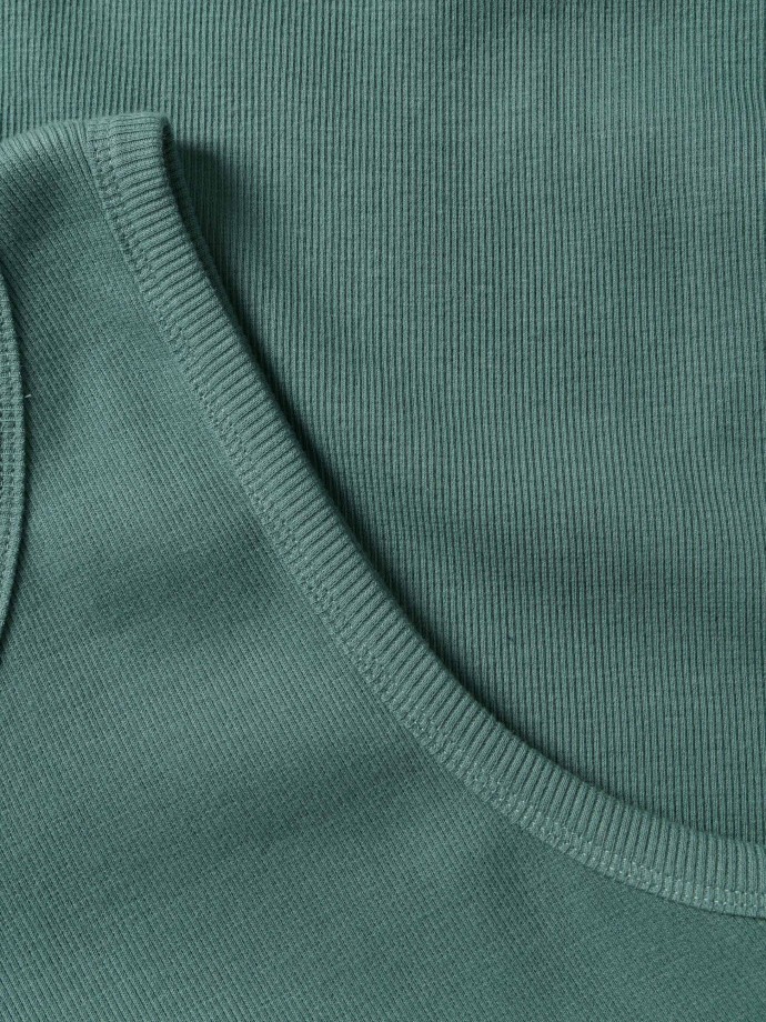 Vestido midi canelado com abertura