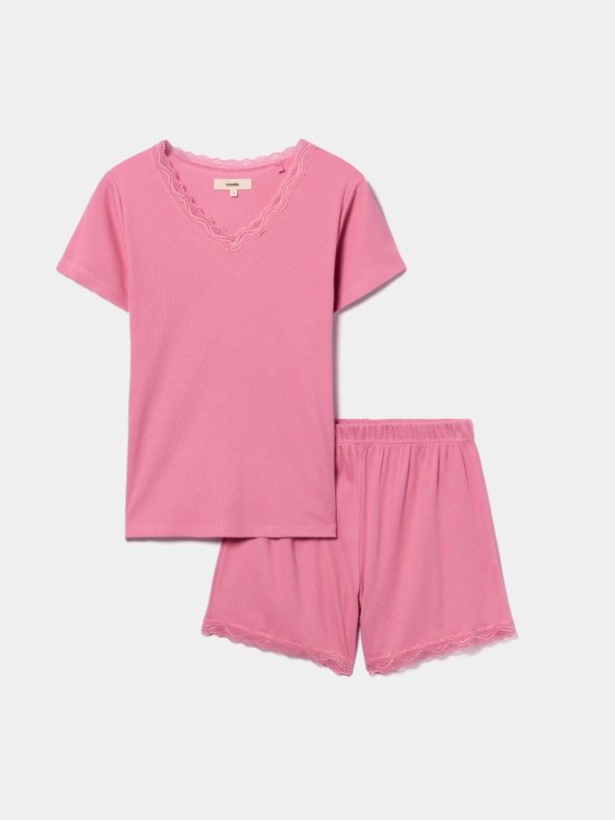 Pijama com detalhes em renda