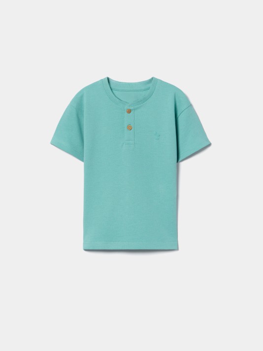T-shirt com bot�es na gola