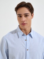 Camisa �s riscas com linho