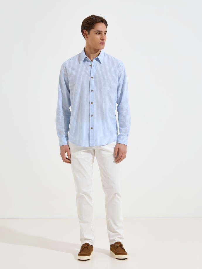 Camisa �s riscas com linho