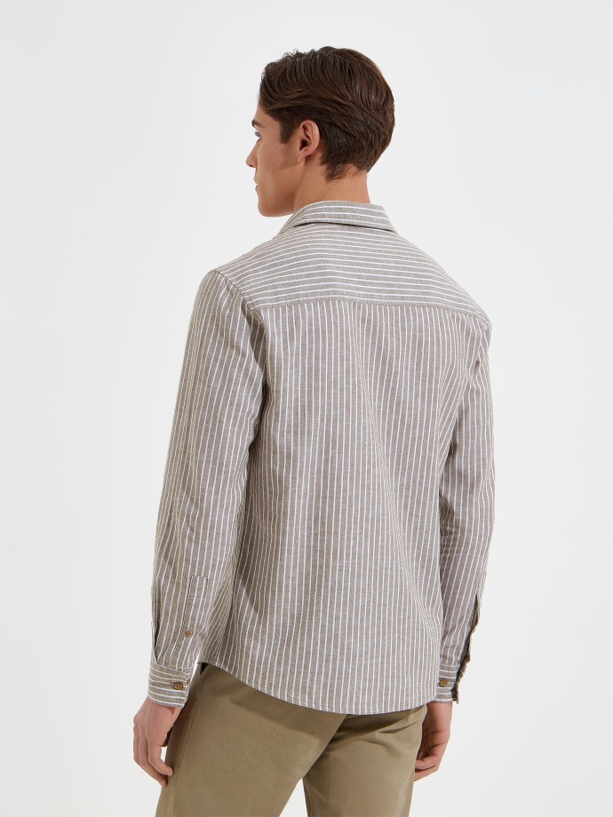 Camisa �s riscas com linho